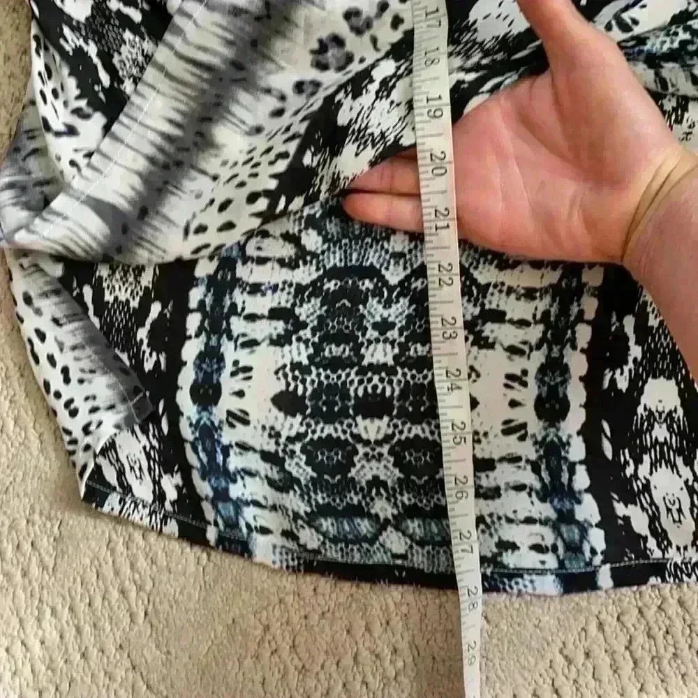 Parker grey silk reptile print surplice neck blouse size small - Picture 6 of 8